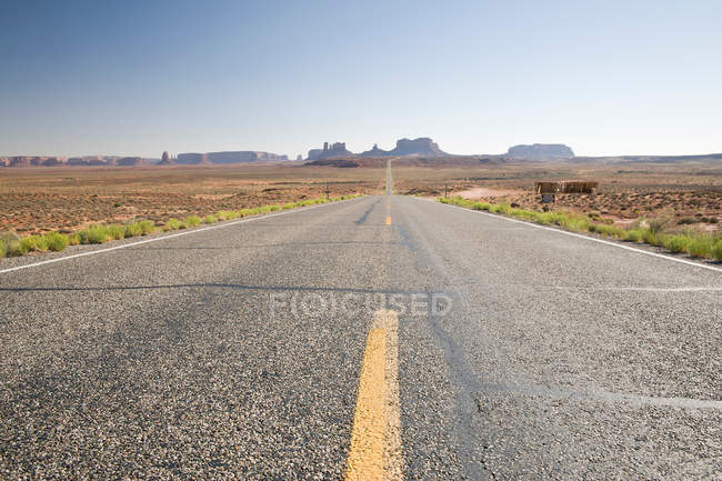 Estrada através de Monument Valley Navajo — Fotografia de Stock