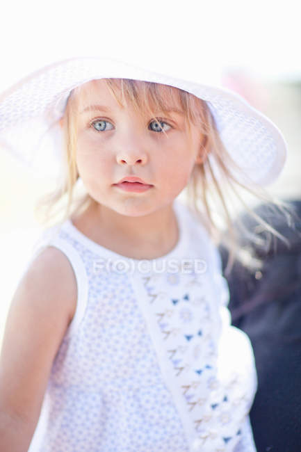 Sorrindo menina de pé ao ar livre — Fotografia de Stock