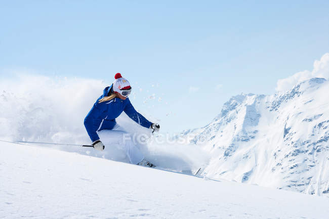 Катание на лыжах по снежному склону — стоковое фото