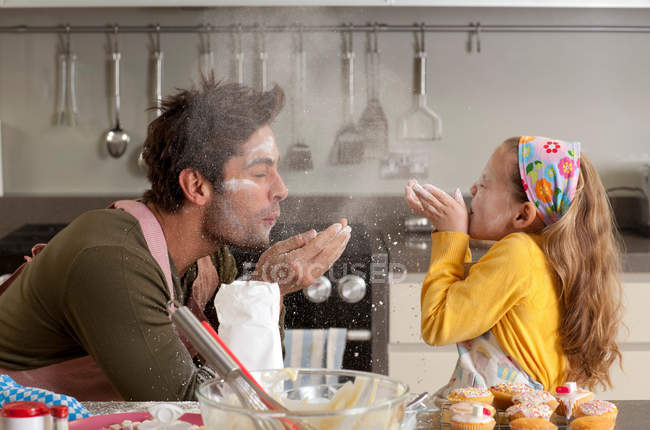 Father and daughter cooking — Stock Photo