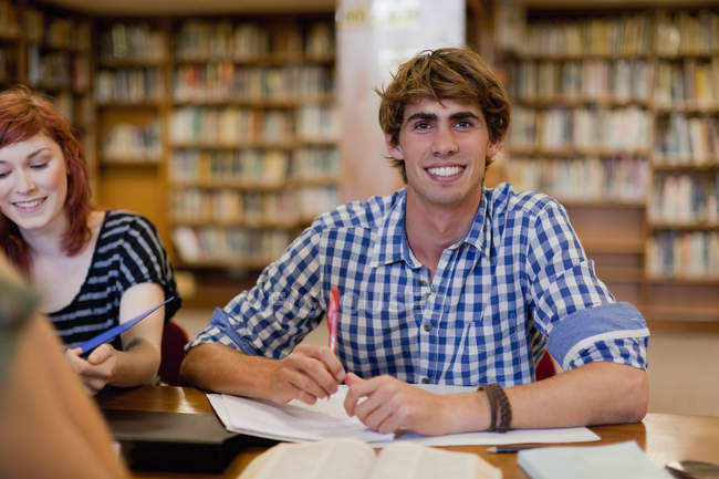 Estudantes estudando juntos na biblioteca — Fotografia de Stock