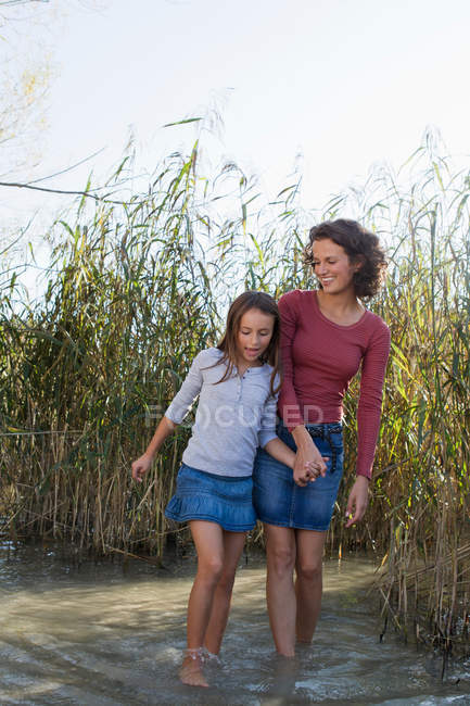 Mutter und Tochter gehen in Teich — Stockfoto