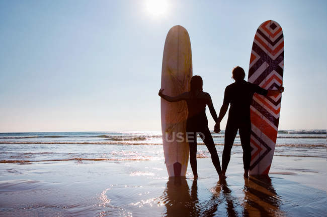 Пара стоящих на пляже — стоковое фото