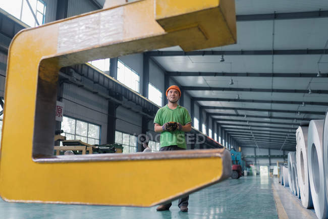 Worker in solar panel assembly factory, Solar Valley, Dezhou, China — Stock Photo