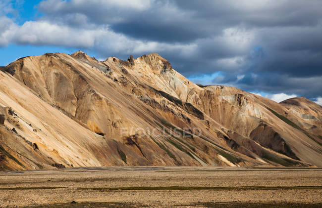 Montañas secas en el paisaje rural - foto de stock
