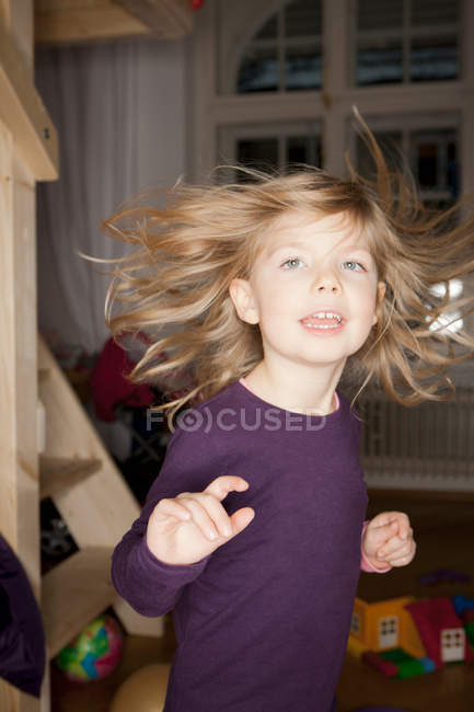 Chica bailando en el dormitorio, enfoque selectivo - foto de stock
