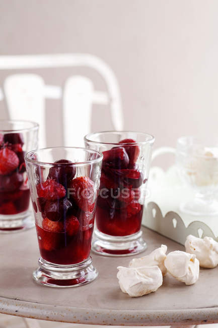 Ensalada de frutas rojas con fresas y cerezas - foto de stock