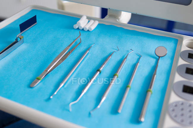Поднос стоматологических инструментов — стоковое фото