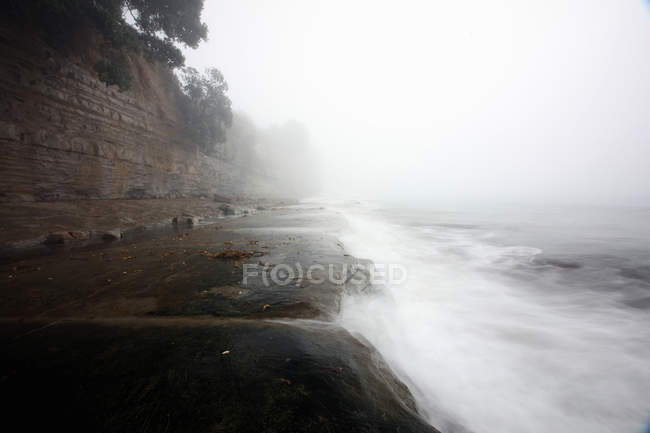 Waves crashing on rock formations — Stock Photo