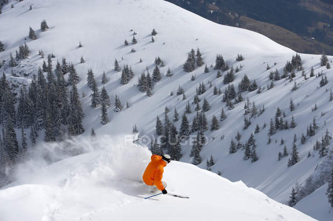 Uomo sci giù pista di montagna neve — Foto stock