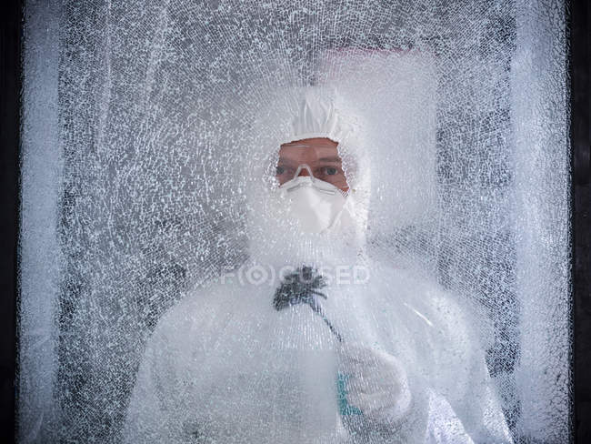 Forensic scientist dusting broken glass for fingerprints at crime scene — Stock Photo