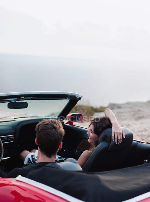 Casal sentado em carro aberto-coberto — Fotografia de Stock