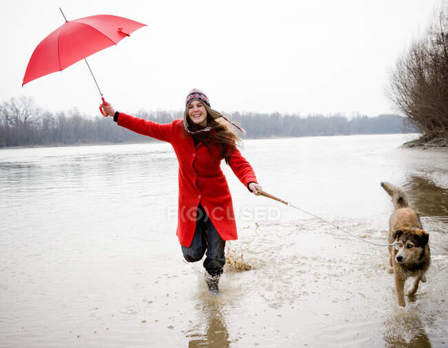 Mujer joven sosteniendo paraguas - foto de stock
