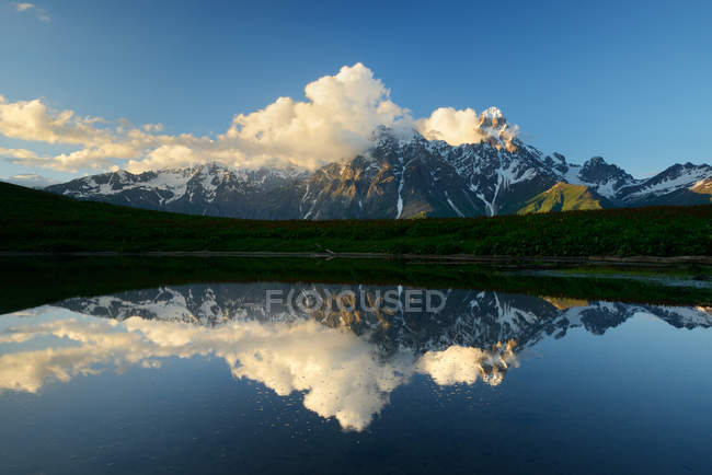 Озеро дзеркальне відображення гірські Ushba — стокове фото