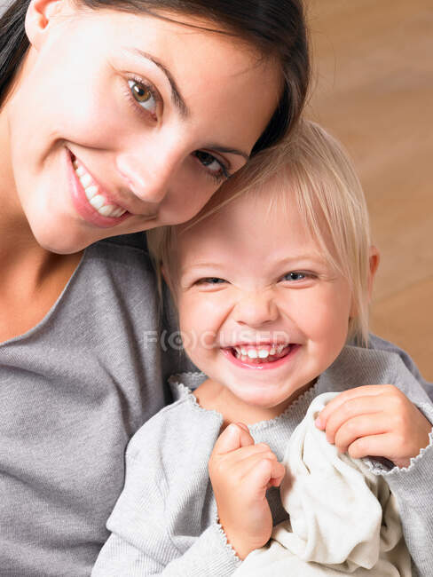 Madre e hija sonriendo - foto de stock