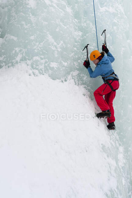 Bergsteiger klettert auf den Gipfel des Berges — Stockfoto