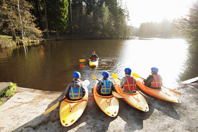 Kayak allineati ai margini del lago — Foto stock