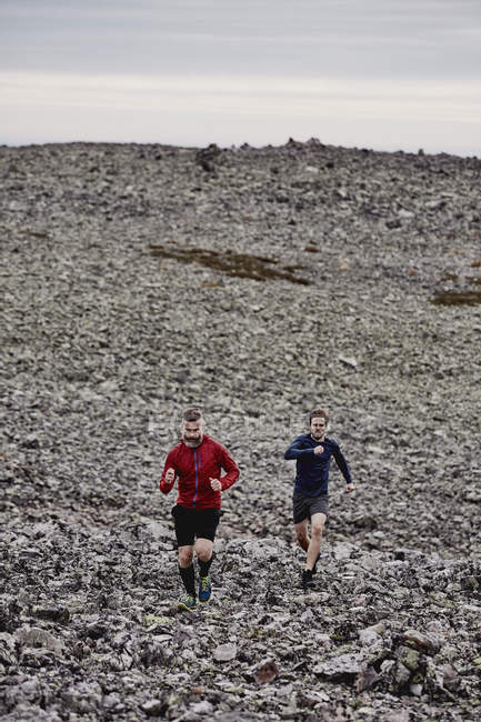 Deux hommes qui courent ensemble sur le sentier — Photo de stock