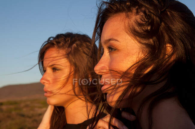 Girls looking to the side — Stock Photo