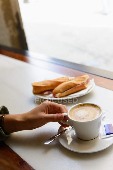 Mão segurando copo de café — Fotografia de Stock