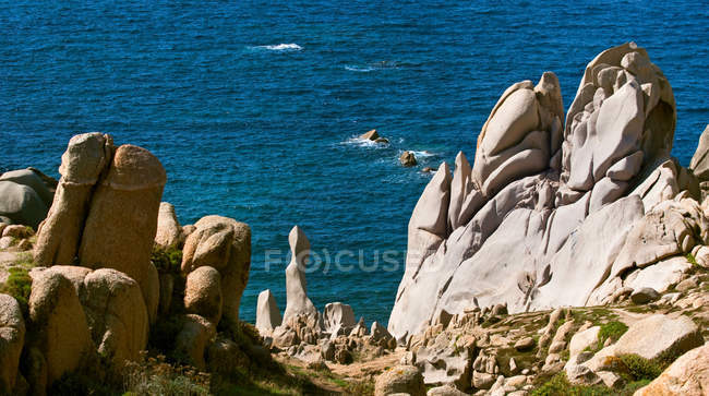 Formations rocheuses sur le littoral — Photo de stock