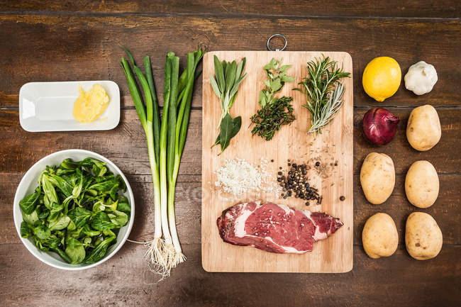 Овощи с мясом и специями на столе — стоковое фото