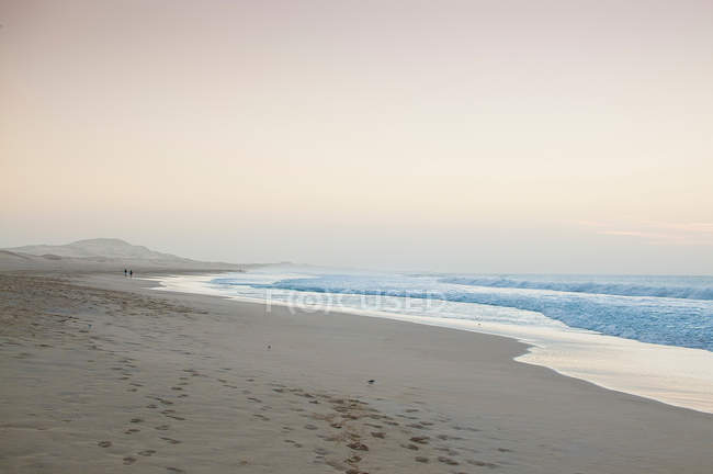 Волны смываются на пляже — стоковое фото