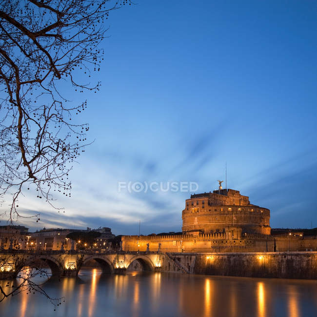 Observing view of Castel Sant'Angelo lit up at night — Stock Photo