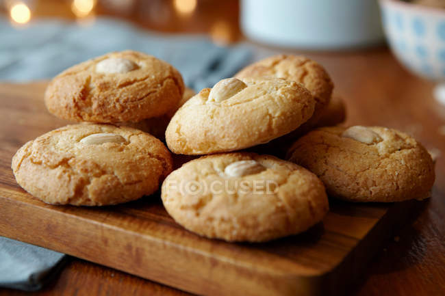 Biscuits sur planche en bois — Photo de stock