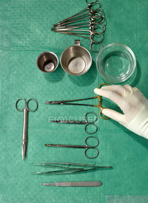 Hochwinkelansicht des Tabletts mit chirurgischem Gerät — Stockfoto