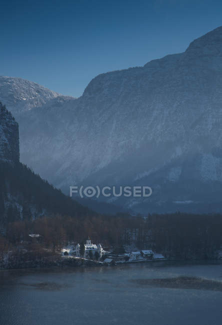 Pueblo cerca del lago y las montañas en Hallstatt - foto de stock