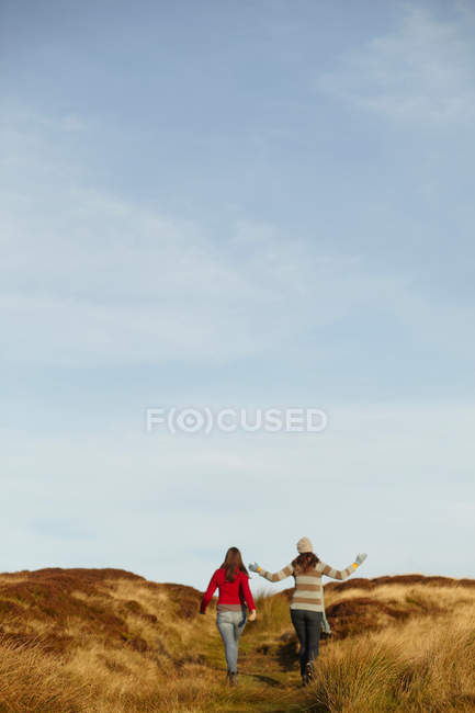 Frauen gehen gemeinsam auf Feldweg — Stockfoto