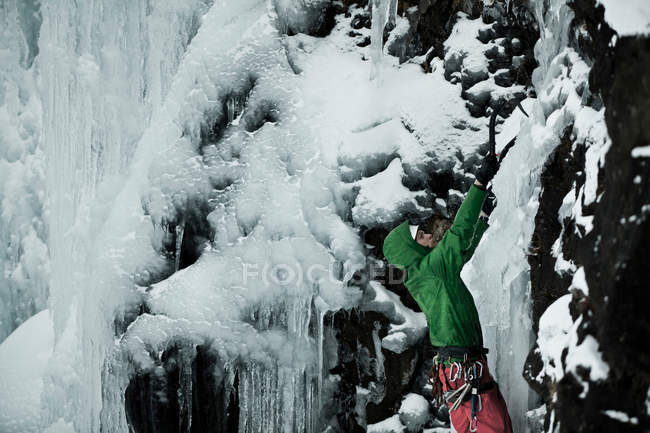 Bergsteiger mit Spitzhacken auf schneebedecktem Hügel — Stockfoto