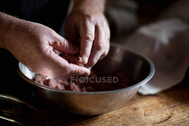 Руки формирования фрикадельки — стоковое фото