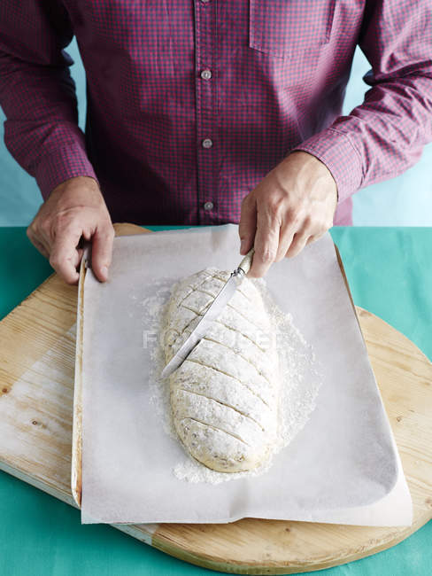 Человек готовит неквашенный хлеб — стоковое фото