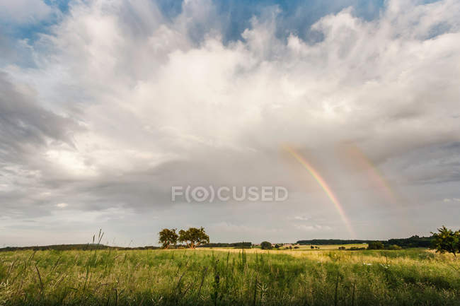 Vista del arco iris en el campo - foto de stock