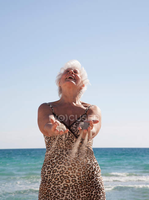 Retrato de mulher idosa na praia — Fotografia de Stock
