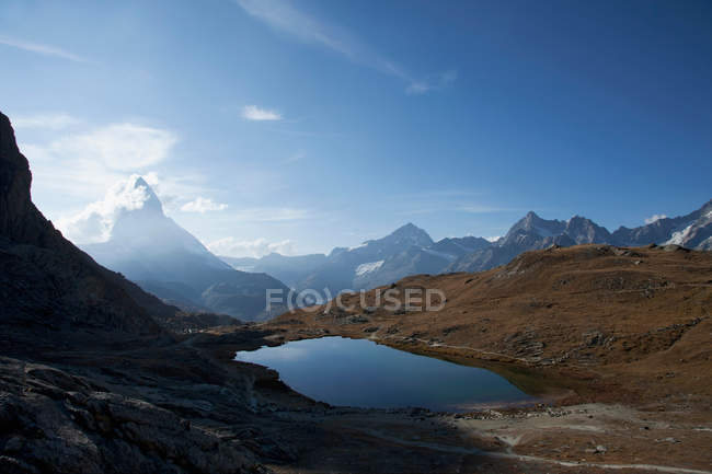 Lago ainda em montanhas — Fotografia de Stock