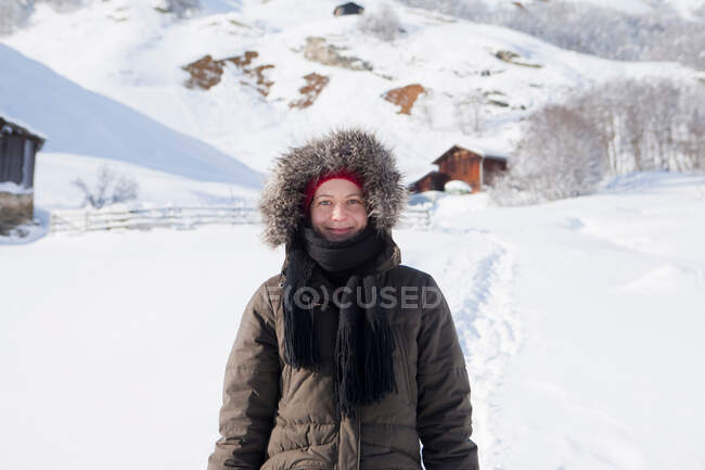 Donna con giacca con cappuccio — Foto stock