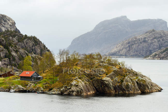 Одинокий дом в Люсе-фьорде — стоковое фото