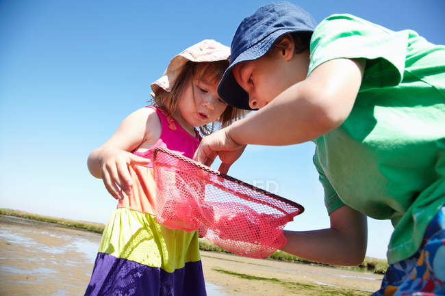 Crianças que examinam redes de pesca — Fotografia de Stock