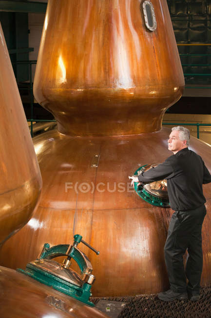 Travailleur dans la distillerie de whisky, objectif sélectif — Photo de stock