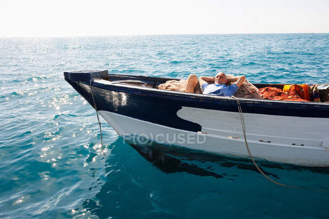 Pescador dormindo em redes — Fotografia de Stock