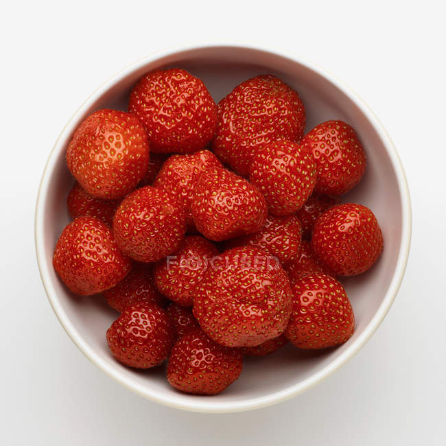Erdbeeren in Schale auf weiß — Stockfoto