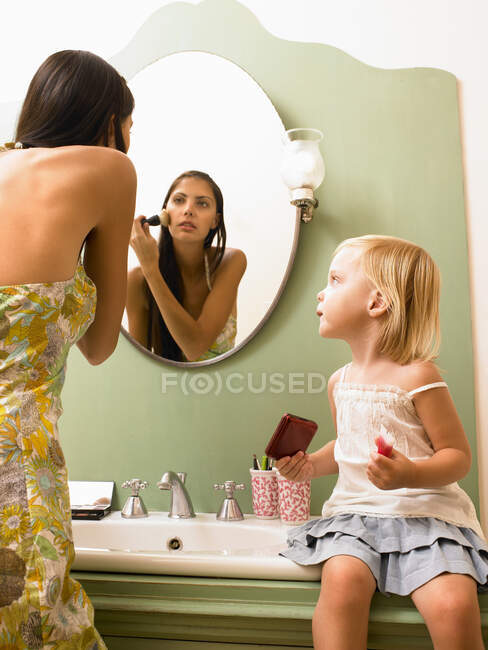 Mère et fille appliquant le maquillage — Photo de stock