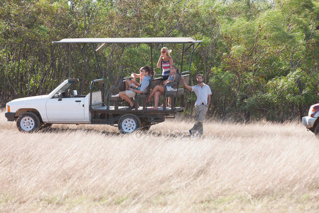 Jóvenes en safari en vehículo todoterreno, Stellenbosch, Sudáfrica - foto de stock