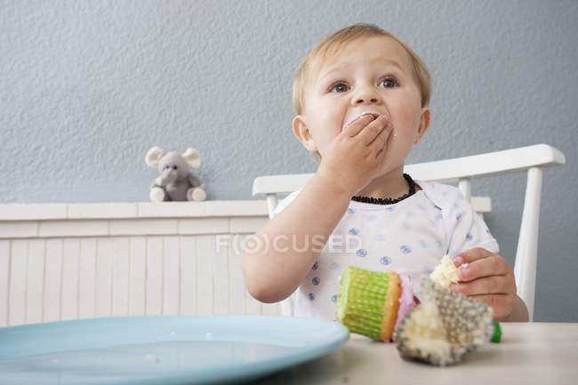 Menino comendo cupcake — Fotografia de Stock