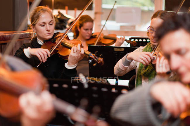 Violin player practicing with group — Stock Photo
