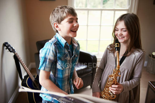 Bambini che giocano con il sassofono — Foto stock