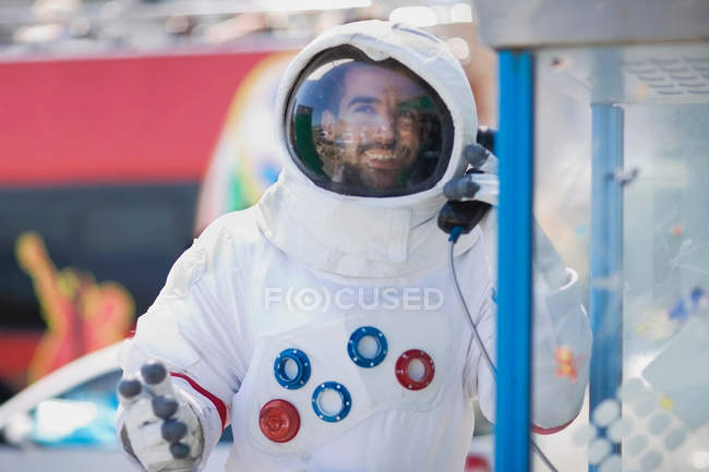 Porträt eines Astronauten, der in der Telefonzelle nach Hause ruft — Stockfoto